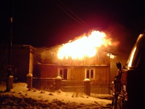 Жилой дом под Шатурой тушили 15 пожарных